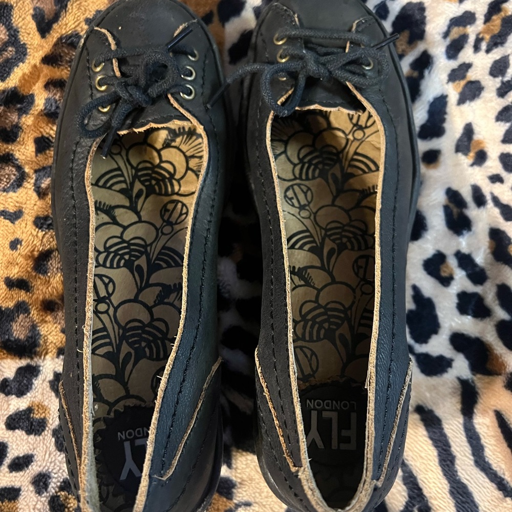Fly London Yio Leather Wedge size 38 (7)